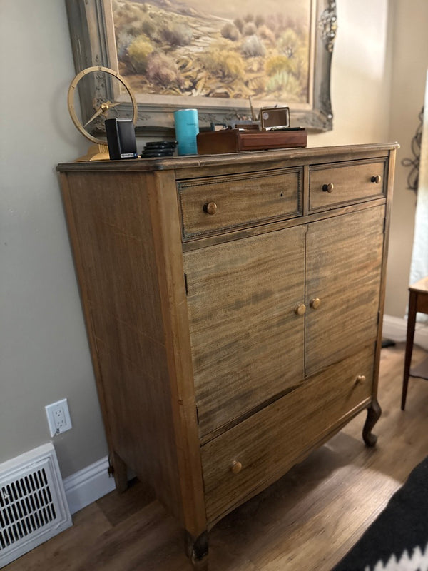 Antique Georgian Revival / Queen Anne Style Gentleman’s Chest Of Drawers Dresser with Pull-Out Trays, c. 1920s–1940s