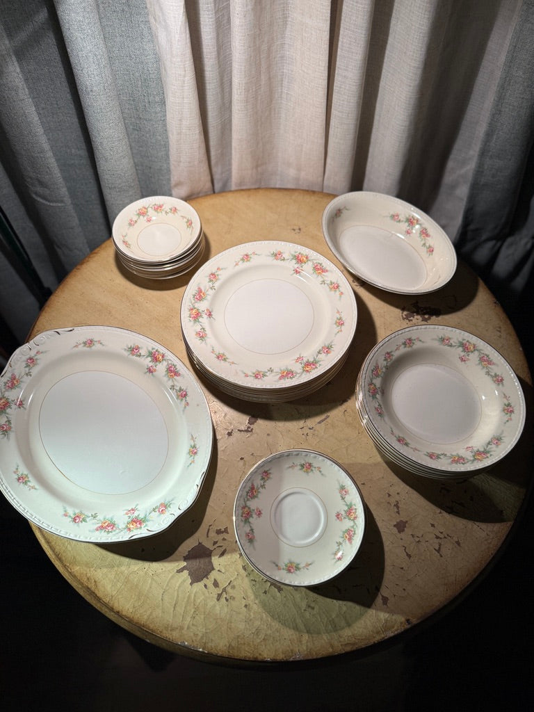Homer Laughlin “Eggshell Georgian” Dinner Service, 40 Pieces (c. 1944)