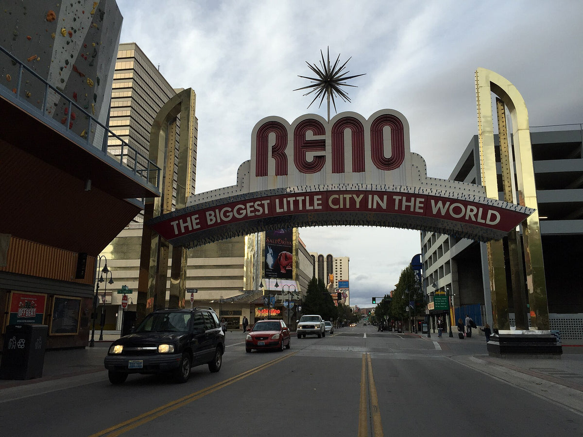 The Reno Arch over North Virginia Street in downtown Reno, Nevada, where the monthly Reno Antique Faire sets up. Photo by Famartin, CC BY-SA 4.0.