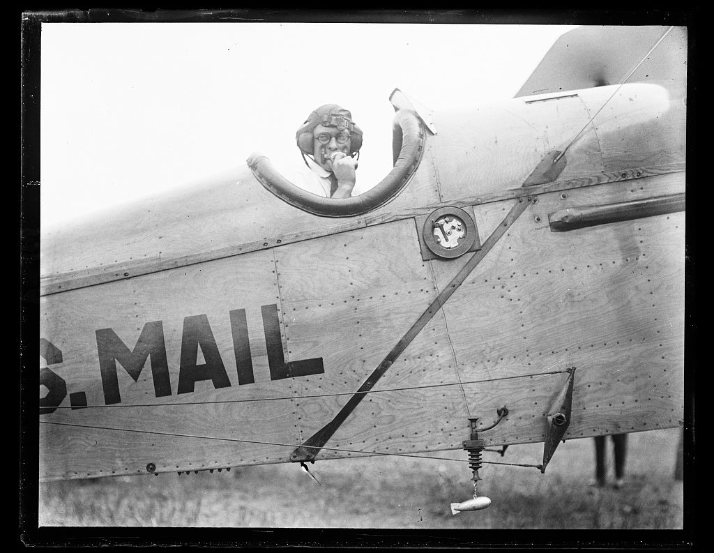 A United States Post Office Department mail plane fitted with experimental radio equipment for night flying, photographed at Bolling Field in August 1922.