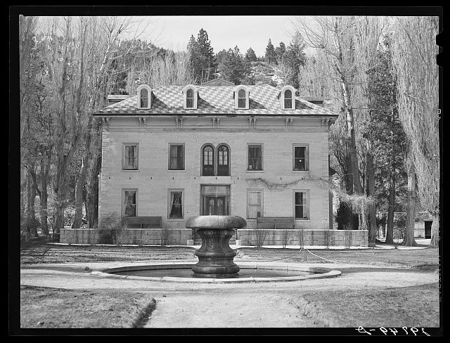 Bowers Mansion in Washoe Valley, Nevada, photographed by Arthur Rothstein for the Farm Security Administration in March 1940. Library of Congress, Prints & Photographs Division, FSA/OWI Collection (public domain).