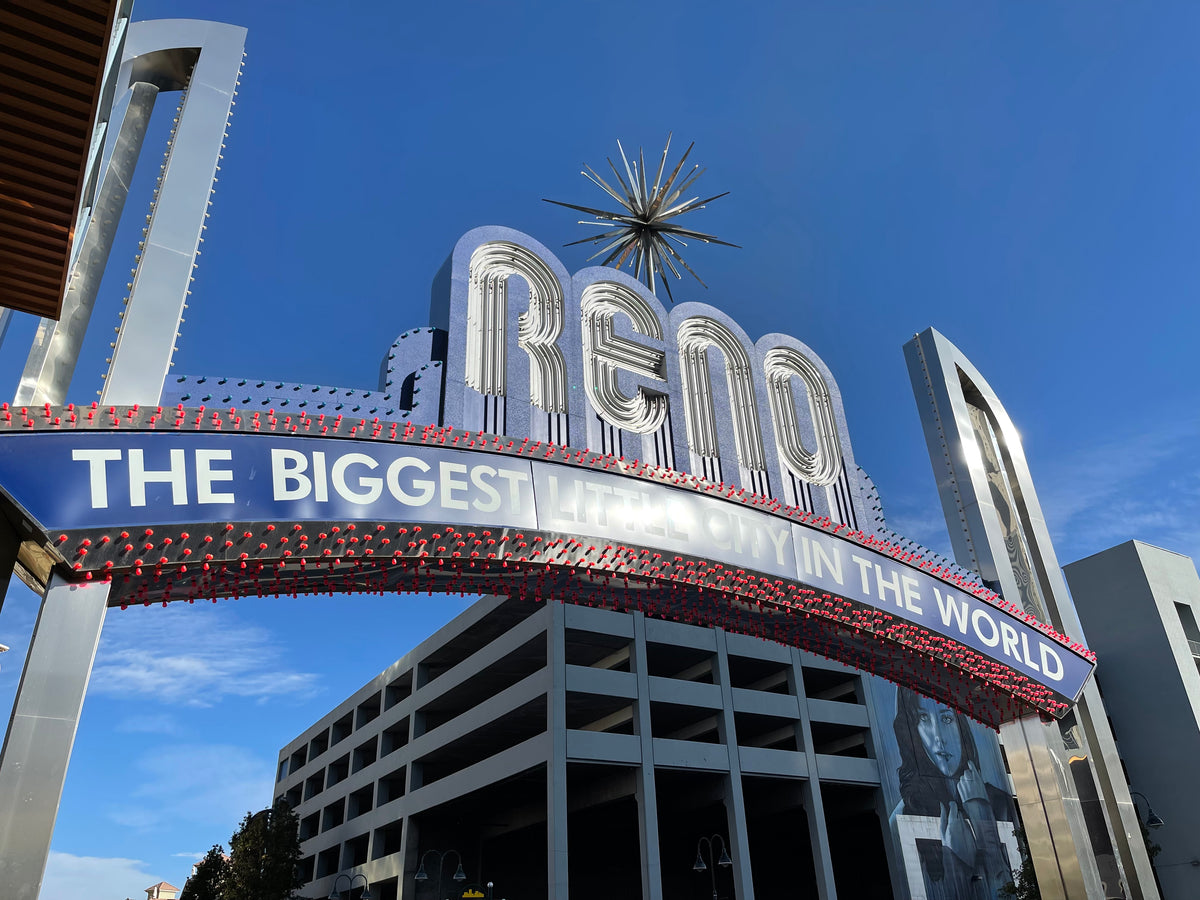 The Reno Arch over Virginia Street in downtown Reno, Nevada, photographed by Sarah Stierch (CC BY 4.0).