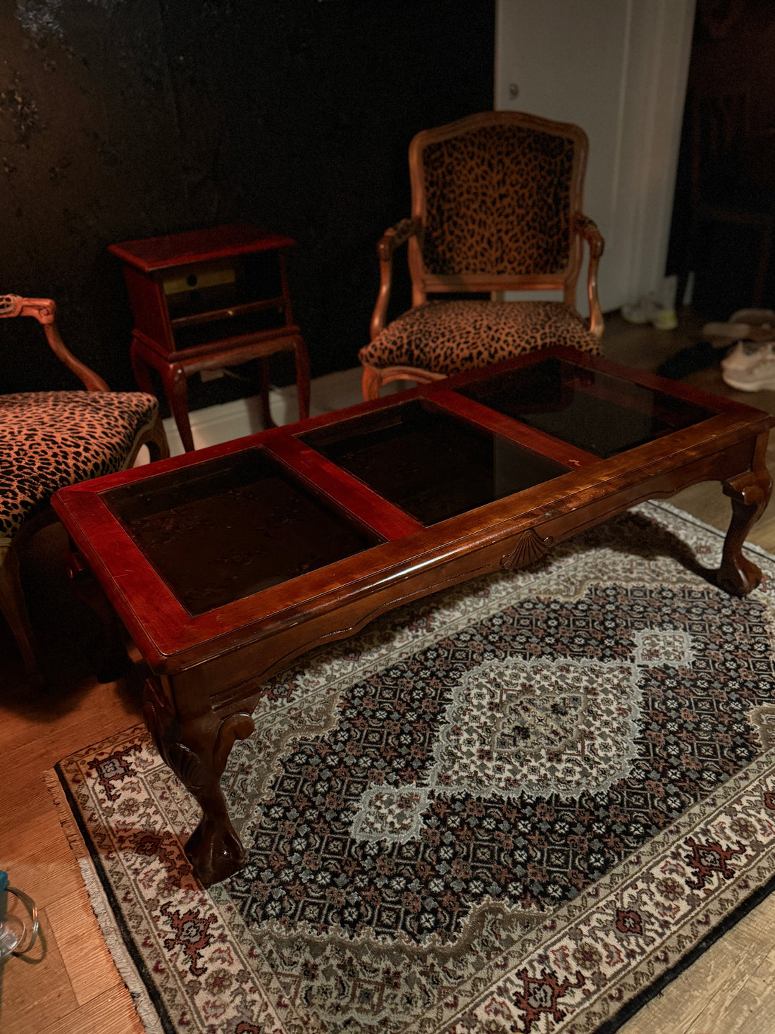 Mid-century Queen Anne Revival mahogany coffee table, c. 1950 to 1955, old form in a modern room