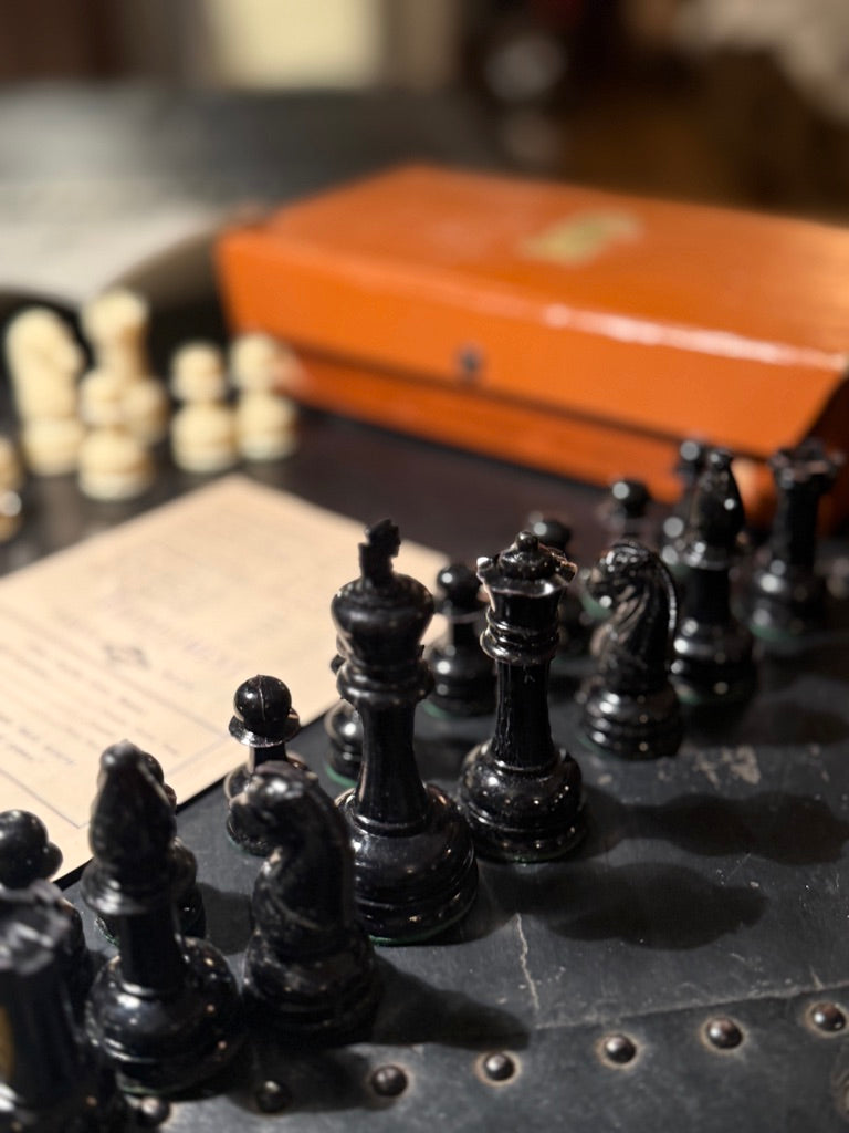 c.1945 E.S. Lowe Tournament Chess Men in Gallant Knight Case