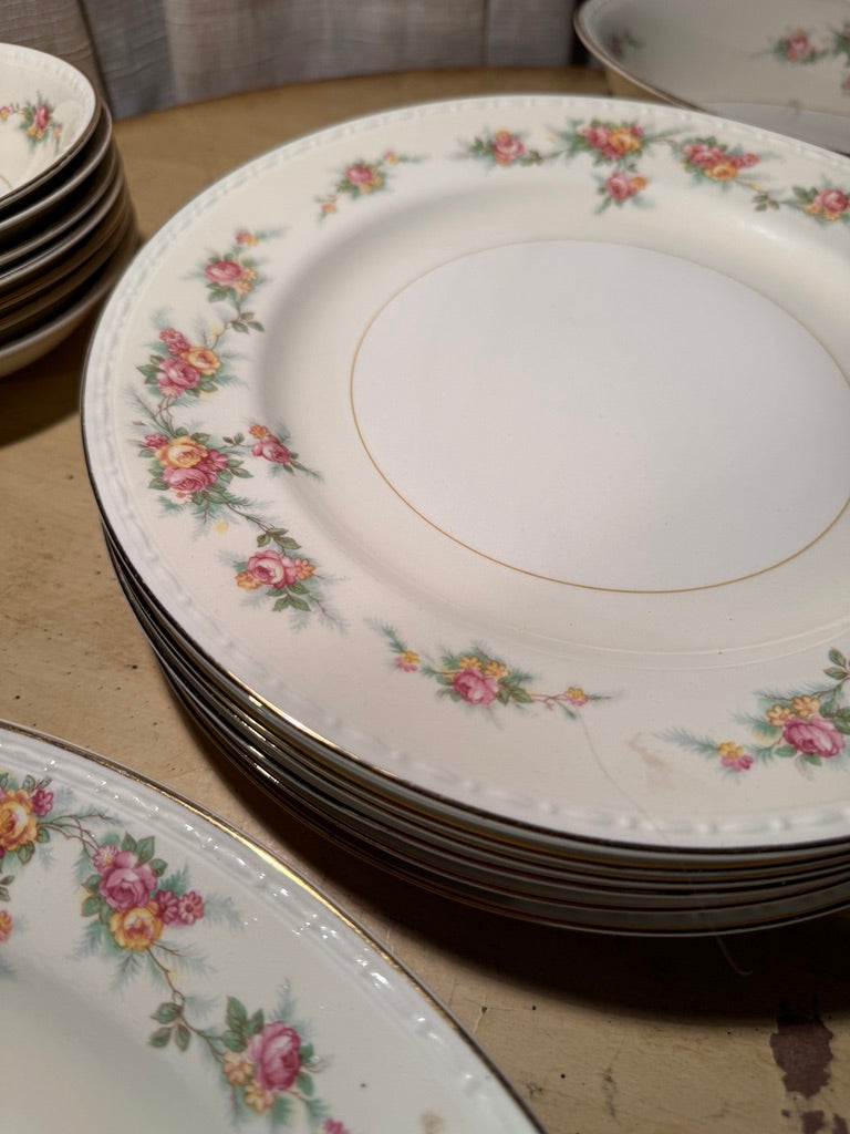 Homer Laughlin “Eggshell Georgian” Dinner Service, 40 Pieces (c. 1944)