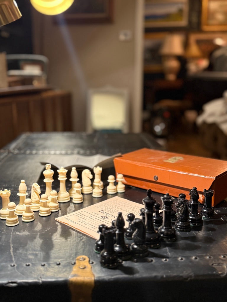 c.1945 E.S. Lowe Tournament Chess Men in Gallant Knight Case