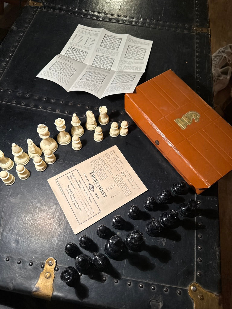 c.1945 E.S. Lowe Tournament Chess Men in Gallant Knight Case