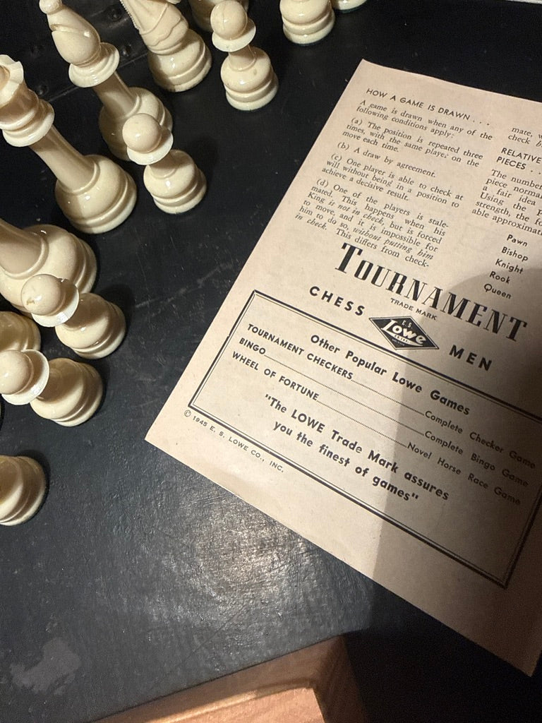 c.1945 E.S. Lowe Tournament Chess Men in Gallant Knight Case