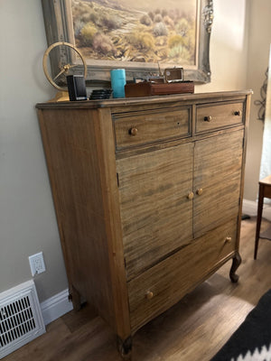 Antique Georgian Revival / Queen Anne Style Gentleman’s Chest Of Drawers Dresser with Pull-Out Trays, c. 1920s–1940s