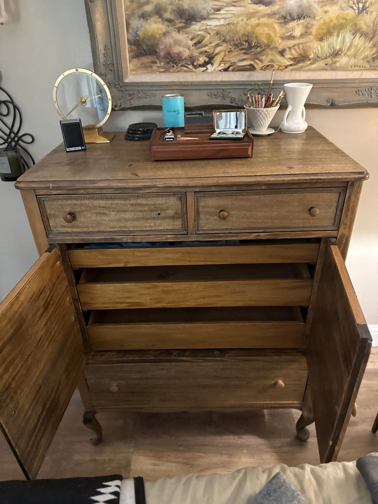 Antique Georgian Revival / Queen Anne Style Gentleman’s Chest Of Drawers Dresser with Pull-Out Trays, c. 1920s–1940s