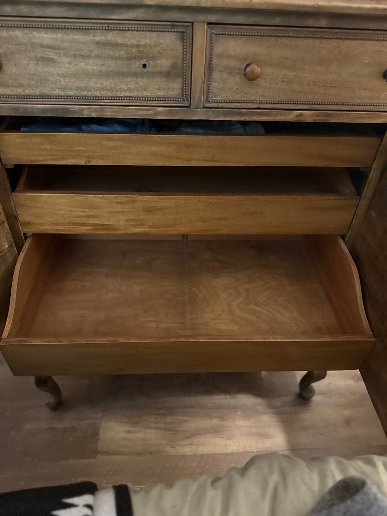 Antique Georgian Revival / Queen Anne Style Gentleman’s Chest Of Drawers Dresser with Pull-Out Trays, c. 1920s–1940s