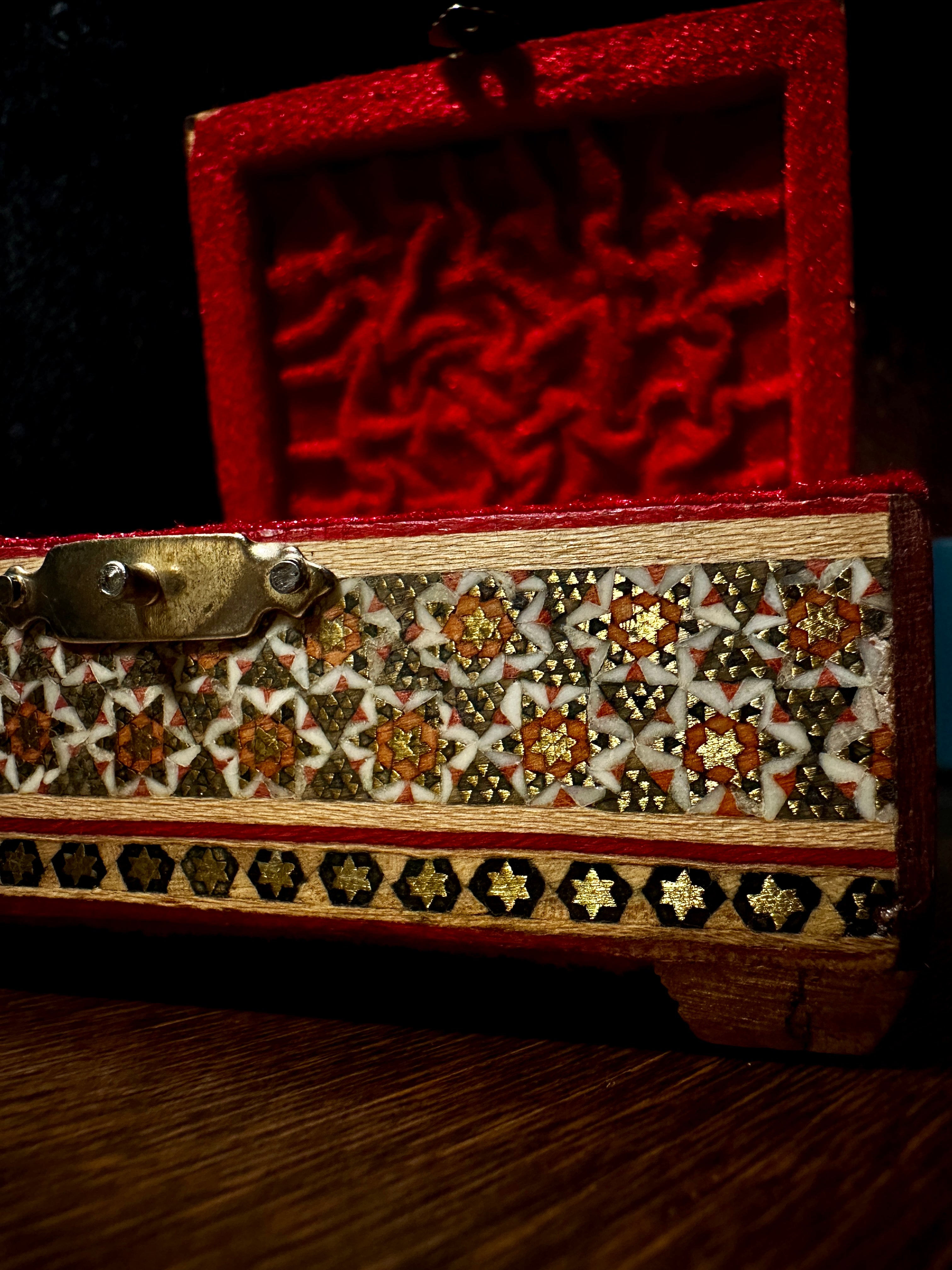 Handcrafted Indian Sadeli-Style Inlaid Trinket Box with Painted Bird Motif