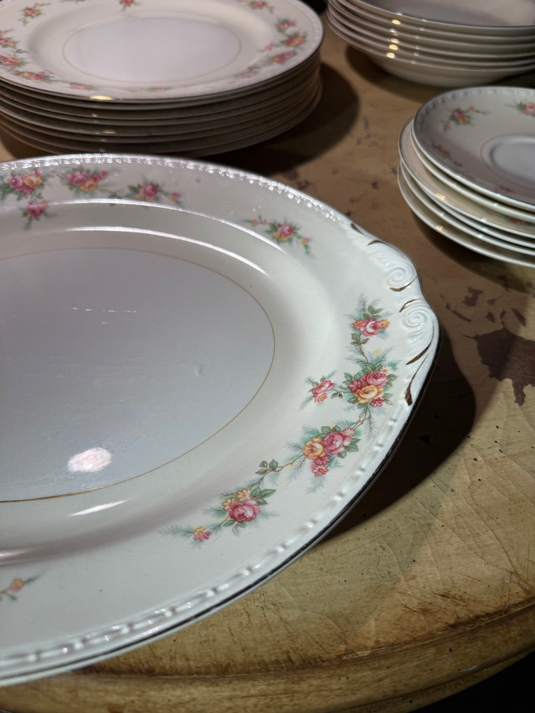 Homer Laughlin “Eggshell Georgian” Dinner Service, 40 Pieces (c. 1944)