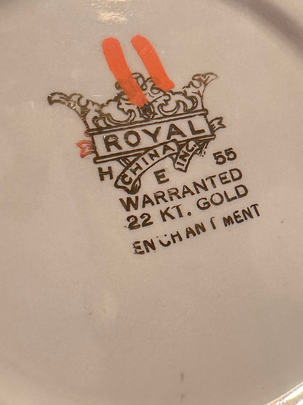 Vintage Royal China Porcelain Dessert Plate with Gilt Tulip Border, c. 1940s–1950s
