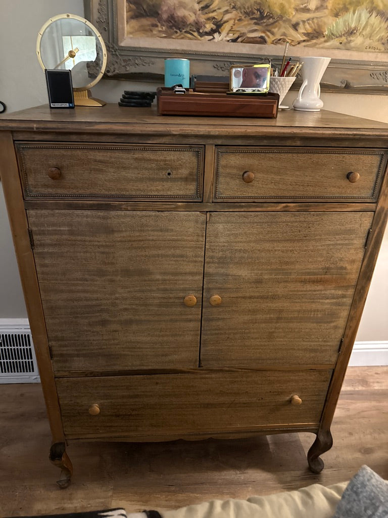 Antique Georgian Revival / Queen Anne Style Gentleman’s Chest Of Drawers Dresser with Pull-Out Trays, c. 1920s–1940s