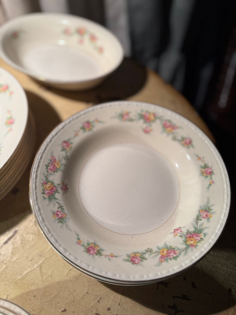 Homer Laughlin “Eggshell Georgian” Dinner Service, 40 Pieces (c. 1944)
