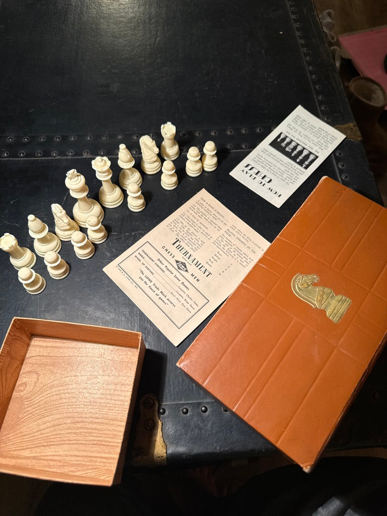 c.1945 E.S. Lowe Tournament Chess Men in Gallant Knight Case