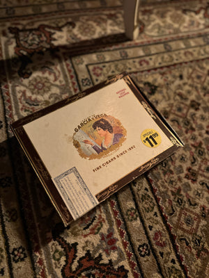 Vintage La Flor de García y Vega Elegantes Cigar Box