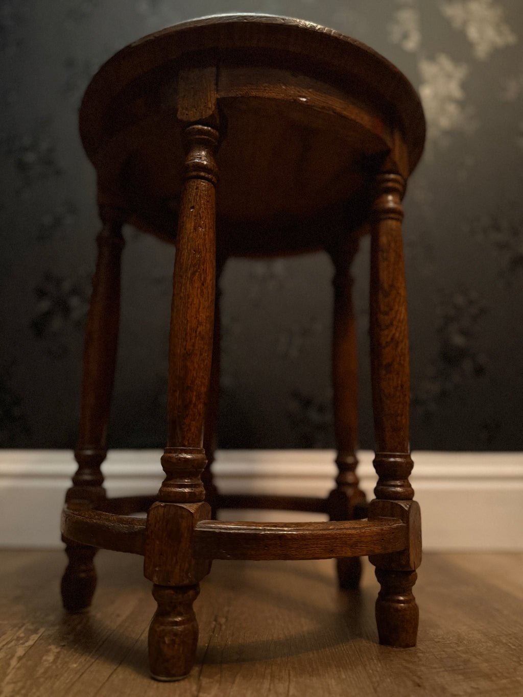 Antique Oak Round Side Table — English Arts & Crafts Movement, Circa 1900–1915
