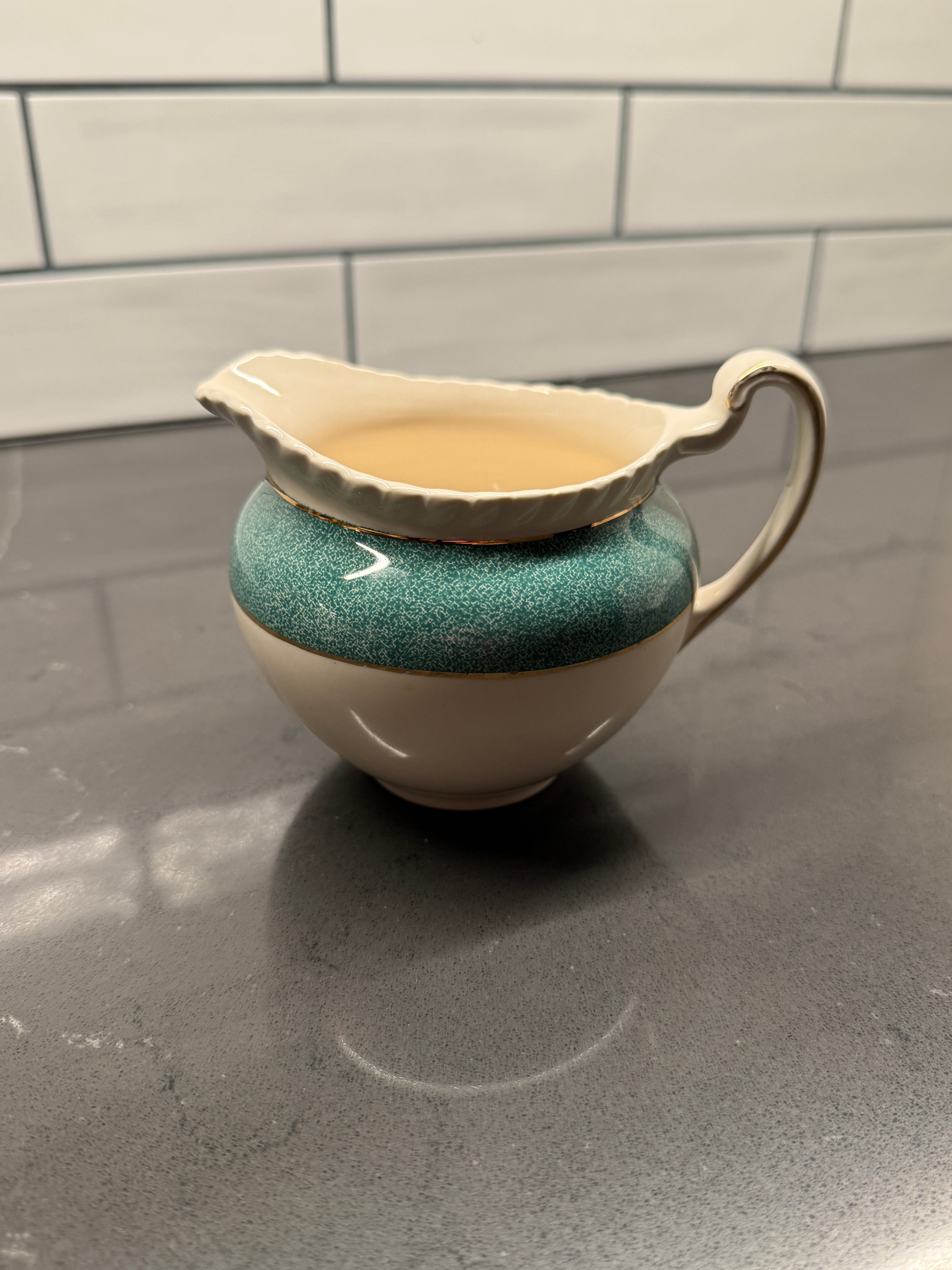 Johnson Brothers “Powder Border” Green & White Mid-Century Dinnerware Set – Scalloped Plates, Bowls & Serving Pieces (England, 1950s–60s)