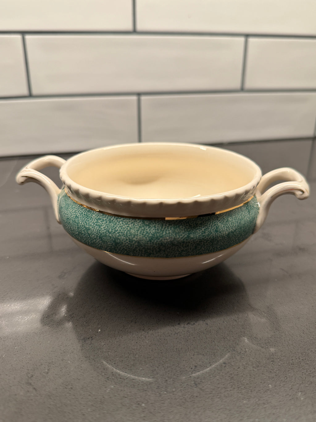 Johnson Brothers “Powder Border” Green & White Mid-Century Dinnerware Set – Scalloped Plates, Bowls & Serving Pieces (England, 1950s–60s)