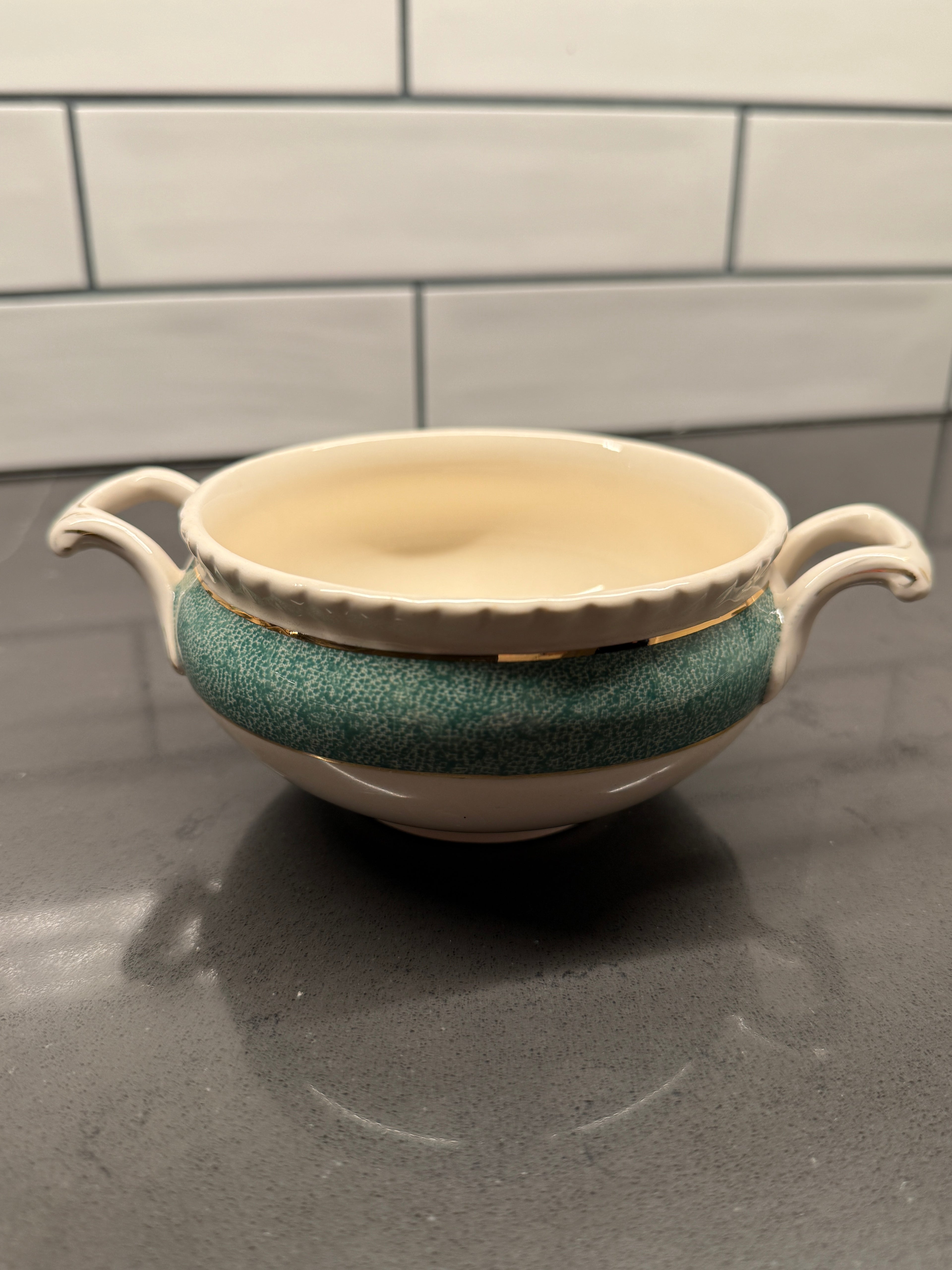 Johnson Brothers “Powder Border” Green & White Mid-Century Dinnerware Set – Scalloped Plates, Bowls & Serving Pieces (England, 1950s–60s)