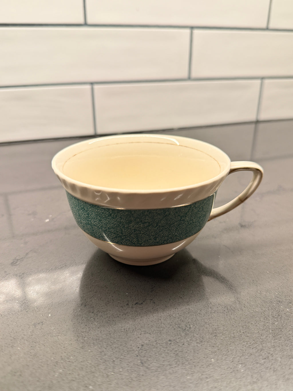 Johnson Brothers “Powder Border” Green & White Mid-Century Dinnerware Set – Scalloped Plates, Bowls & Serving Pieces (England, 1950s–60s)