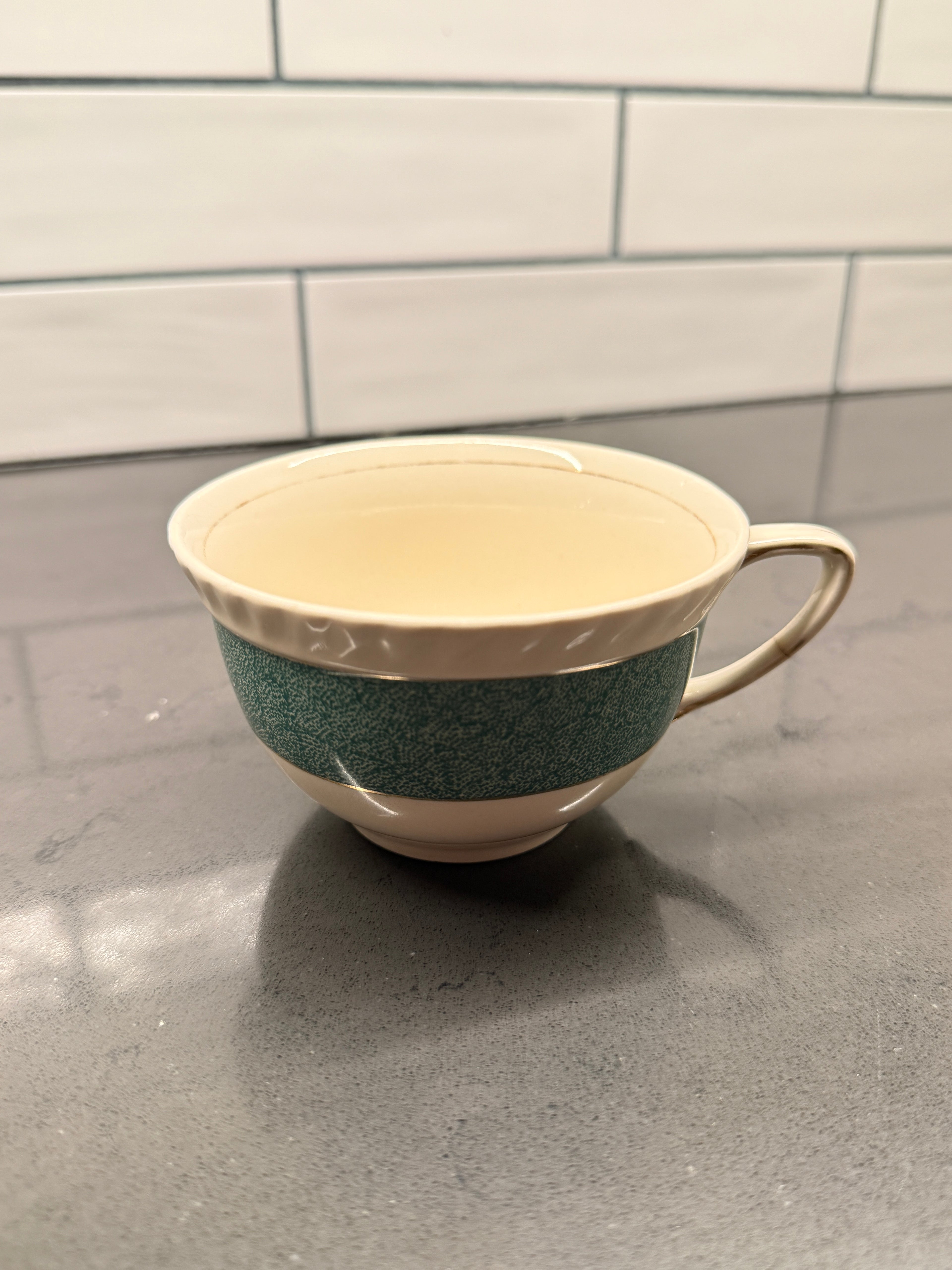 Johnson Brothers “Powder Border” Green & White Mid-Century Dinnerware Set – Scalloped Plates, Bowls & Serving Pieces (England, 1950s–60s)