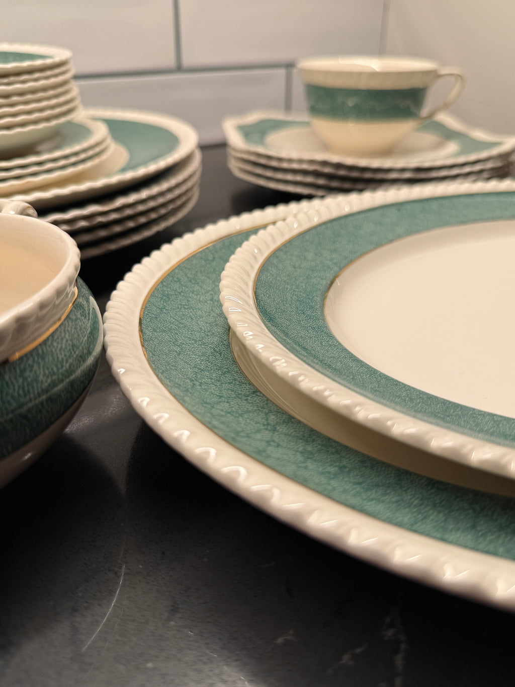 Johnson Brothers “Powder Border” Green & White Mid-Century Dinnerware Set – Scalloped Plates, Bowls & Serving Pieces (England, 1950s–60s)