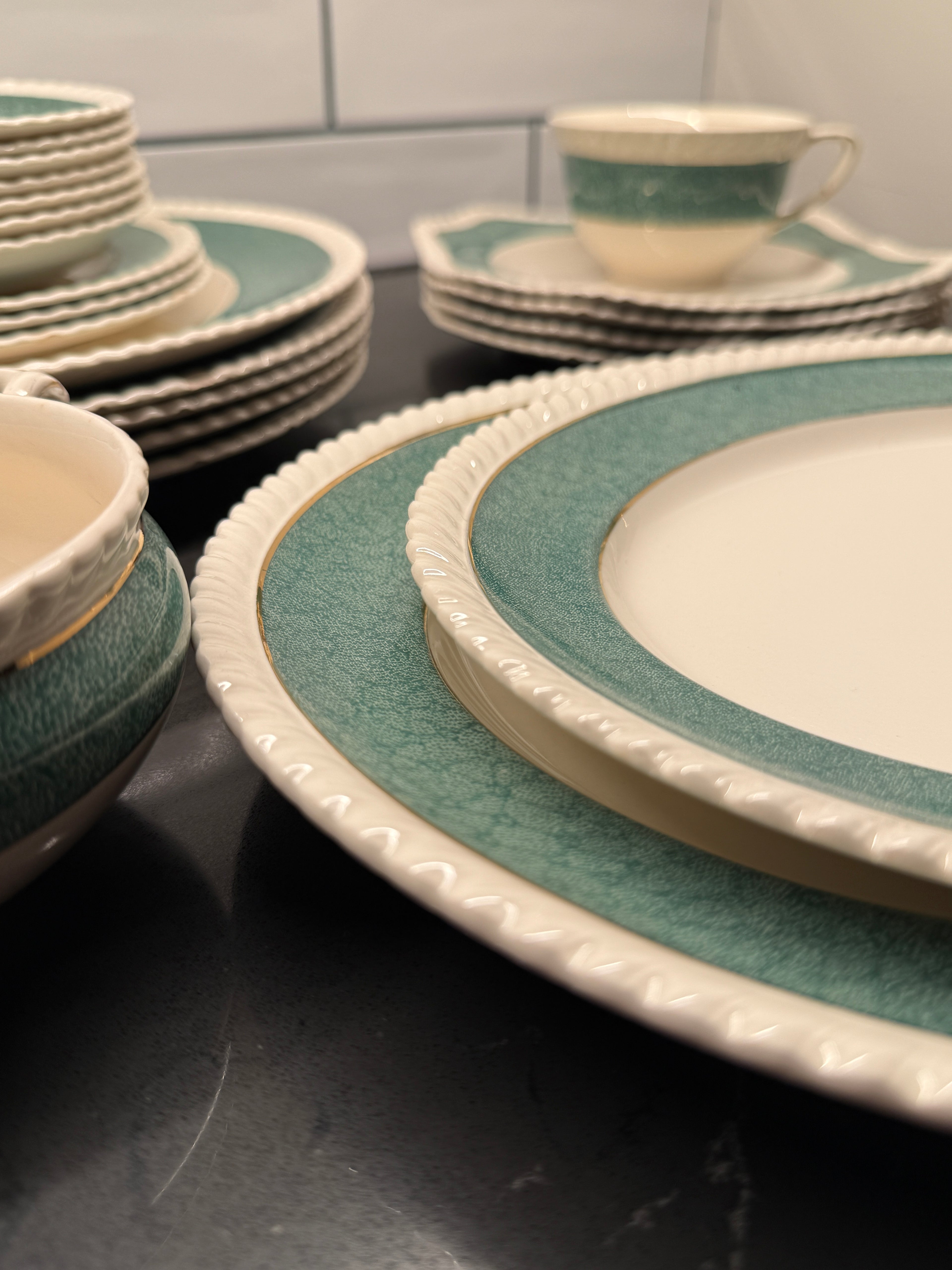 Johnson Brothers “Powder Border” Green & White Mid-Century Dinnerware Set – Scalloped Plates, Bowls & Serving Pieces (England, 1950s–60s)