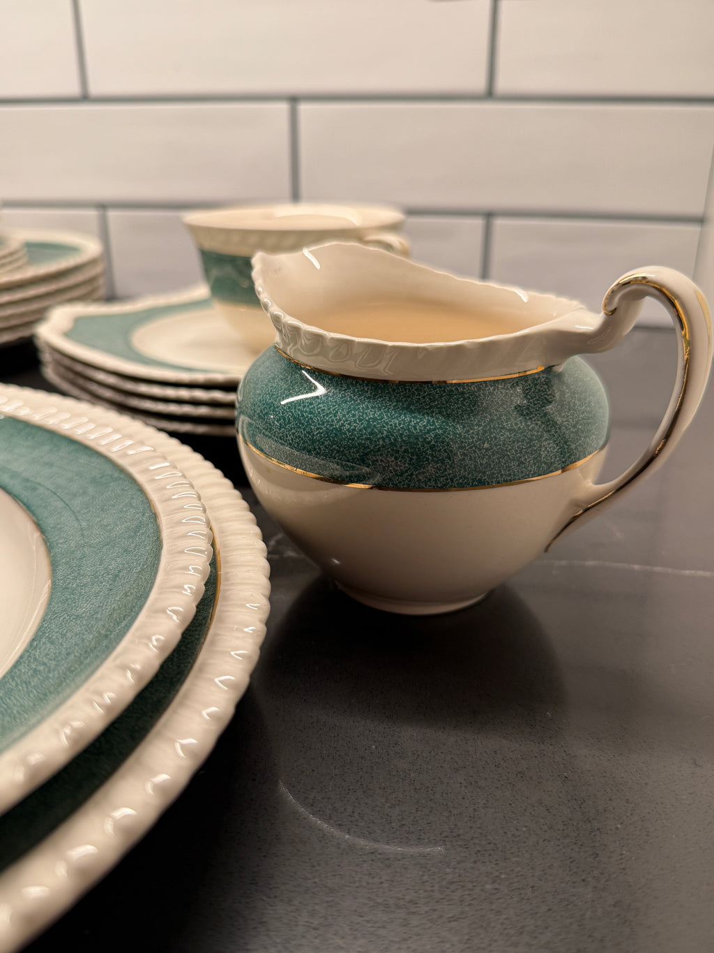 Johnson Brothers “Powder Border” Green & White Mid-Century Dinnerware Set – Scalloped Plates, Bowls & Serving Pieces (England, 1950s–60s)
