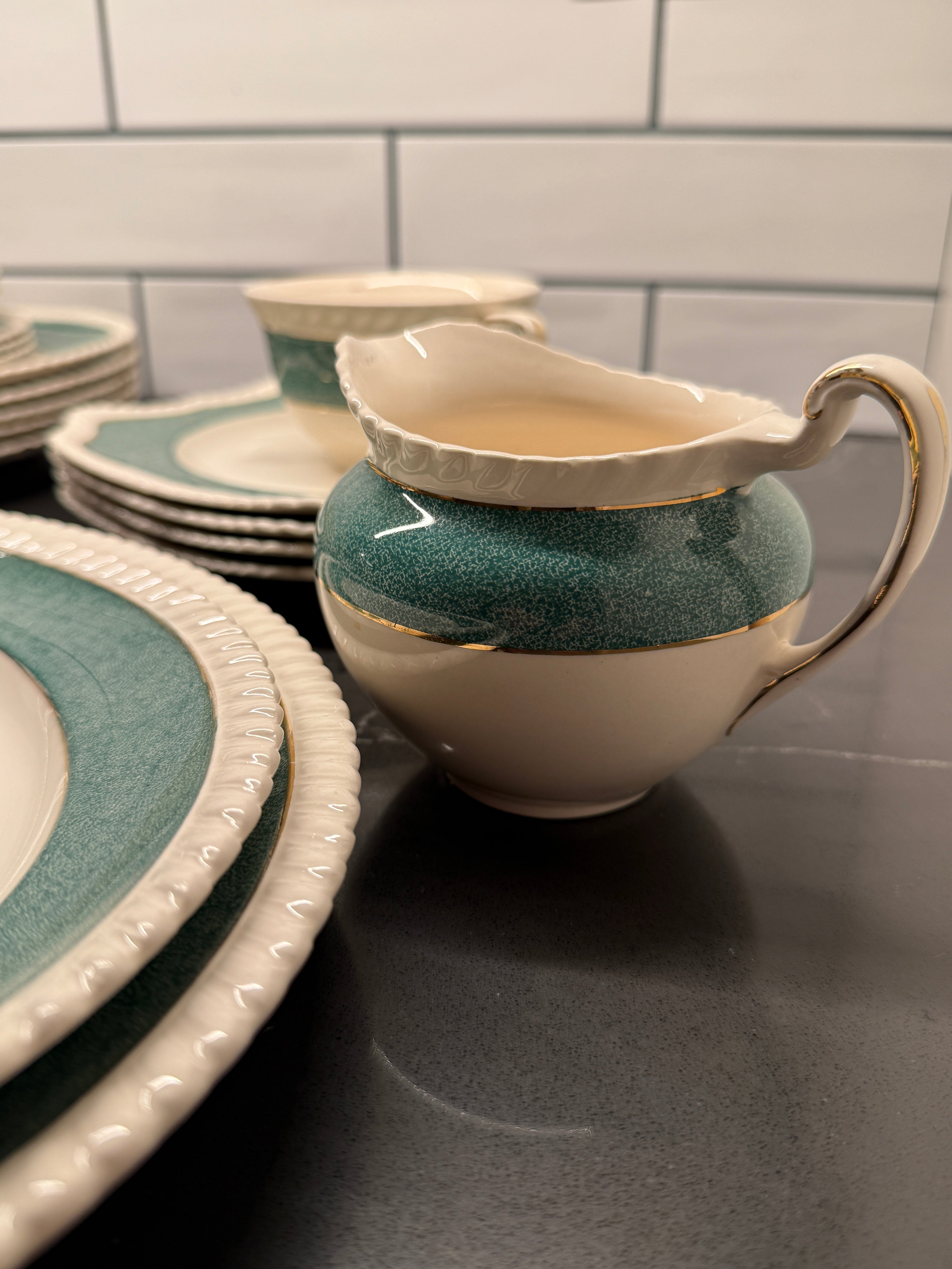 Johnson Brothers “Powder Border” Green & White Mid-Century Dinnerware Set – Scalloped Plates, Bowls & Serving Pieces (England, 1950s–60s)