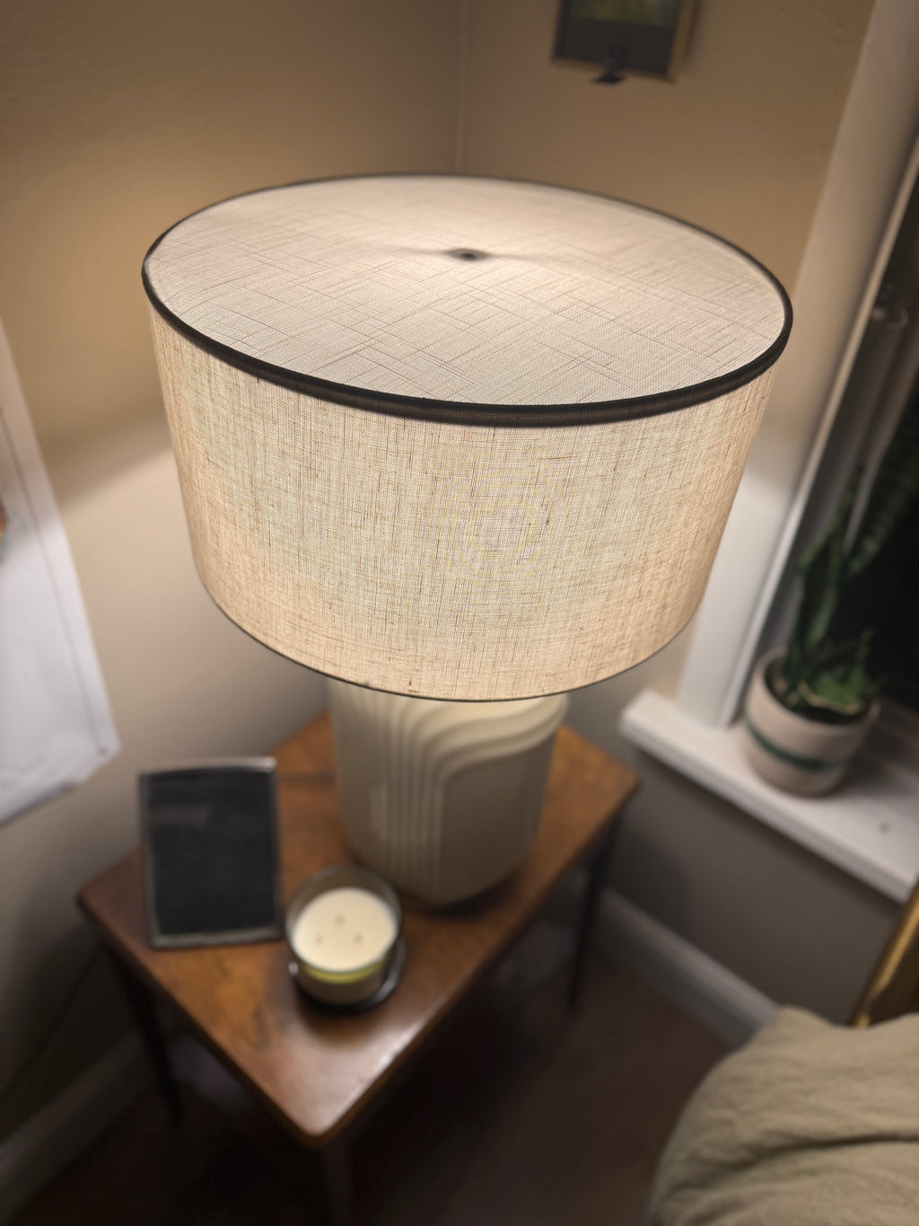 Late-1950s Deco-Revival Ceramic Lamp – Ivory Ribbed Mid-Century Modern Lighting
