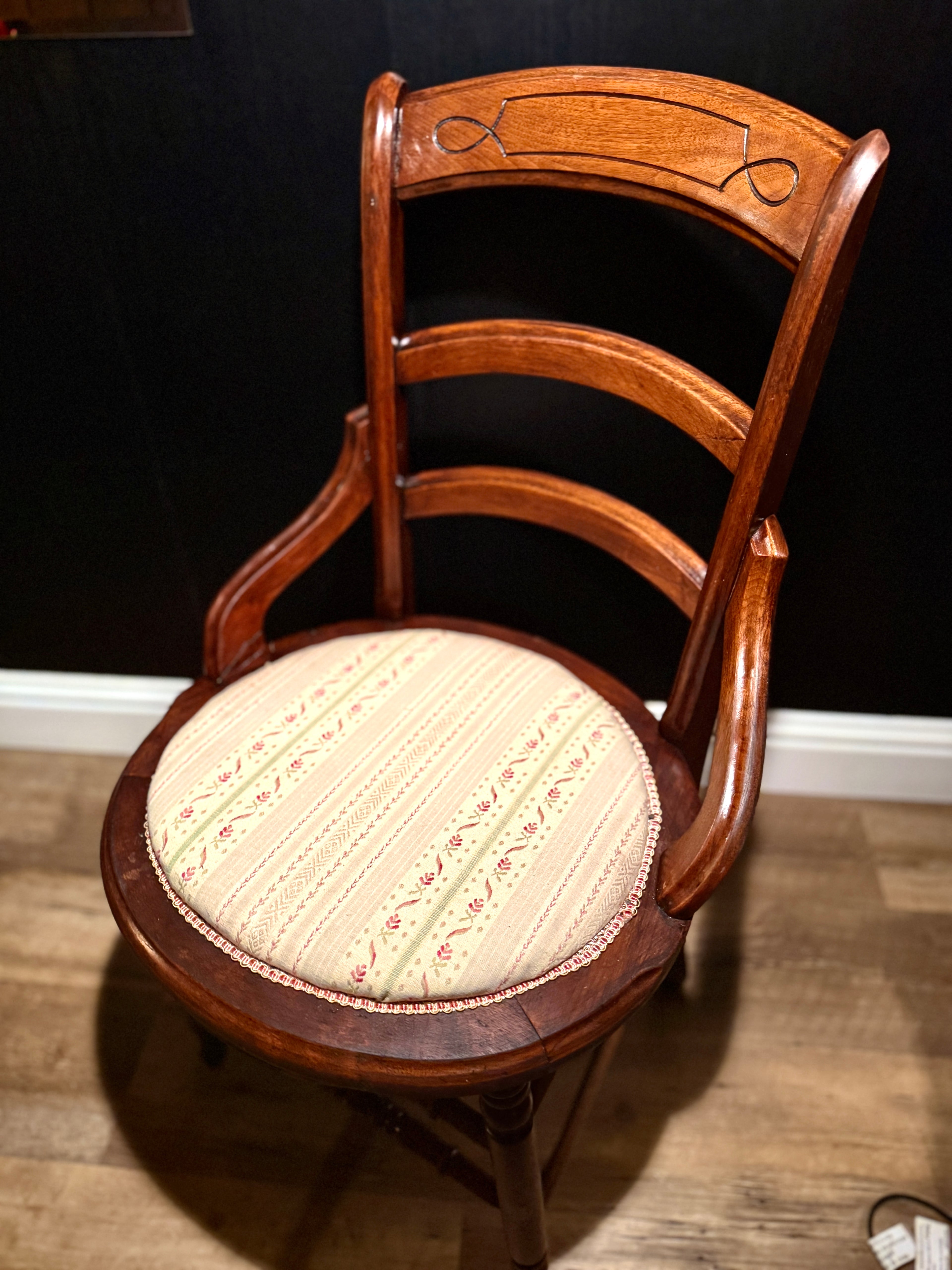 Victorian Pyrographic Parlor Chair • Steam-Bent Back & Turned Legs • c.1890–1910