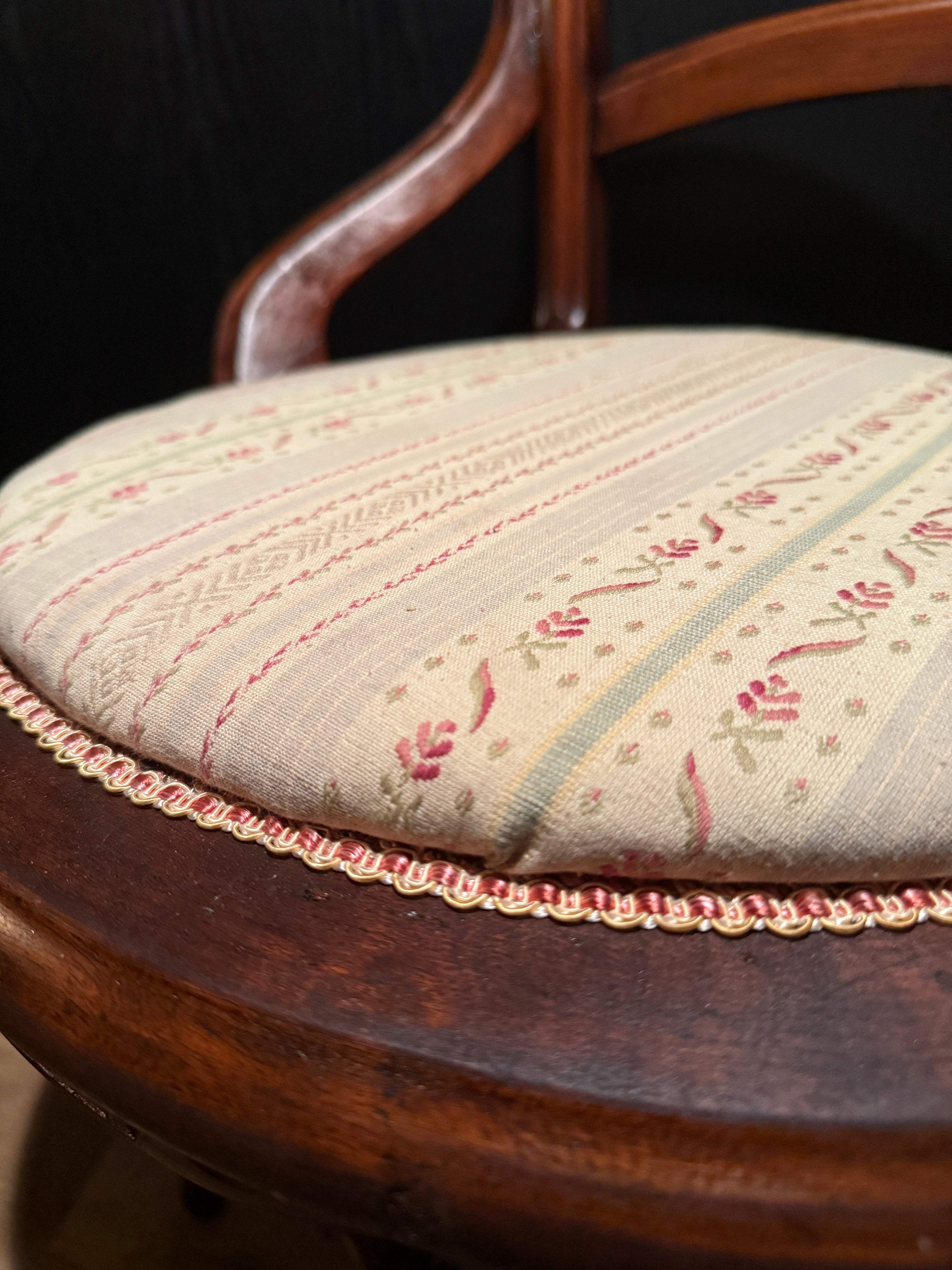 Victorian Pyrographic Parlor Chair • Steam-Bent Back & Turned Legs • c.1890–1910