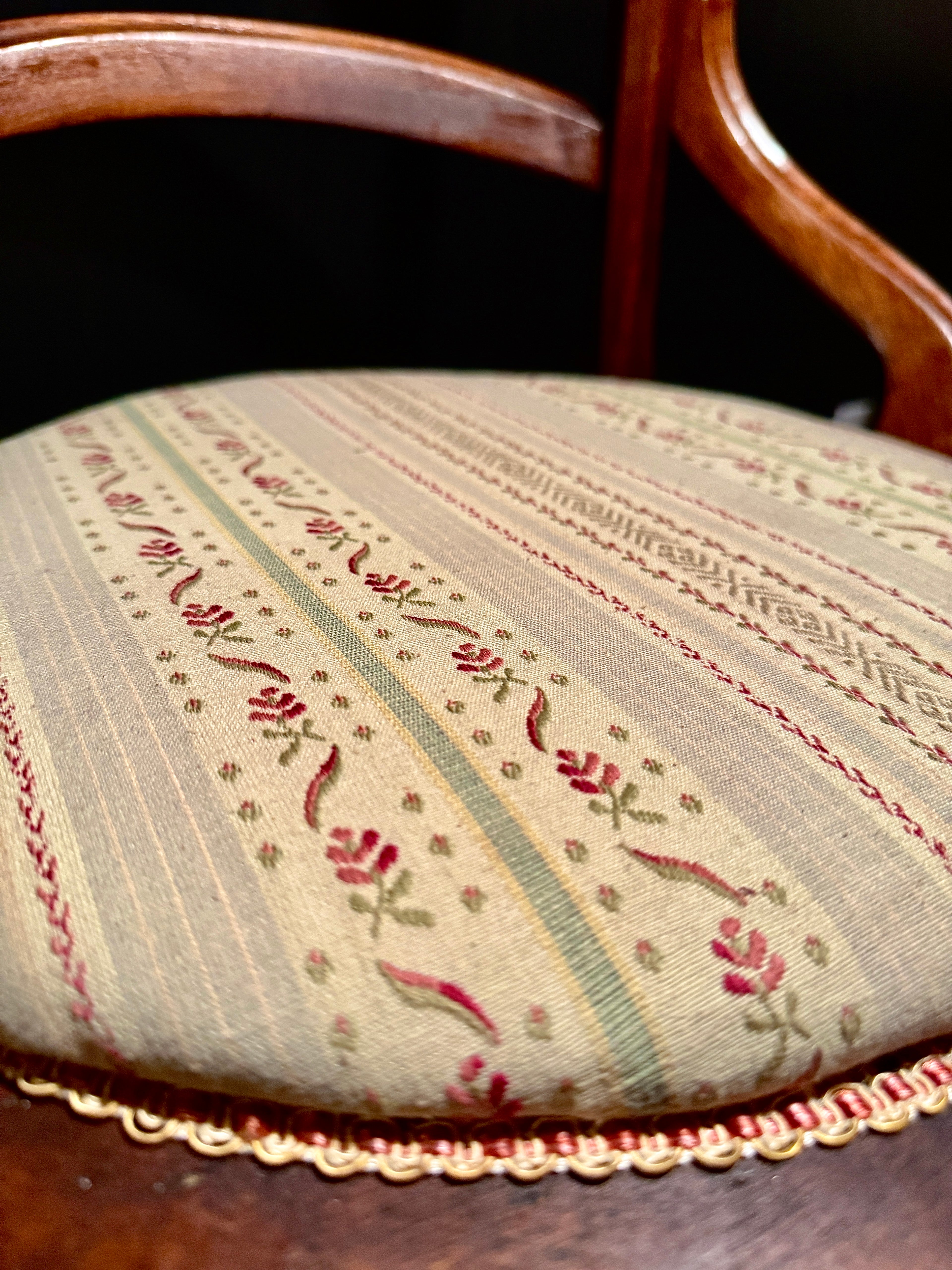 Victorian Pyrographic Parlor Chair • Steam-Bent Back & Turned Legs • c.1890–1910