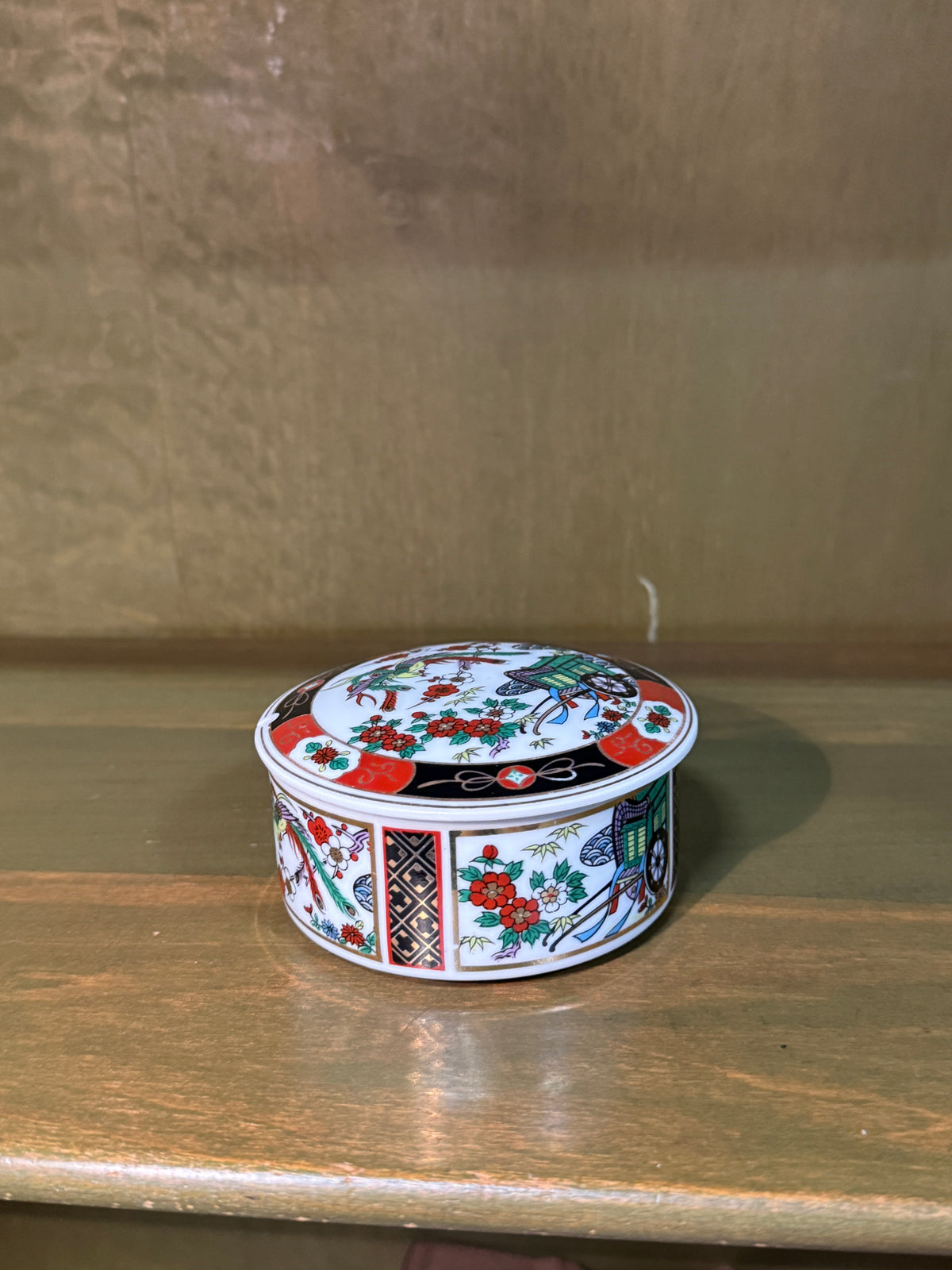 Imari Porcelain Covered Trinket Box, Gosho-Guruma and Phœnix Decoration in Iron Red, Black, and Gold, Japan, c. 1960–1985