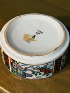 Imari Porcelain Covered Trinket Box, Gosho-Guruma and Phœnix Decoration in Iron Red, Black, and Gold, Japan, c. 1960–1985
