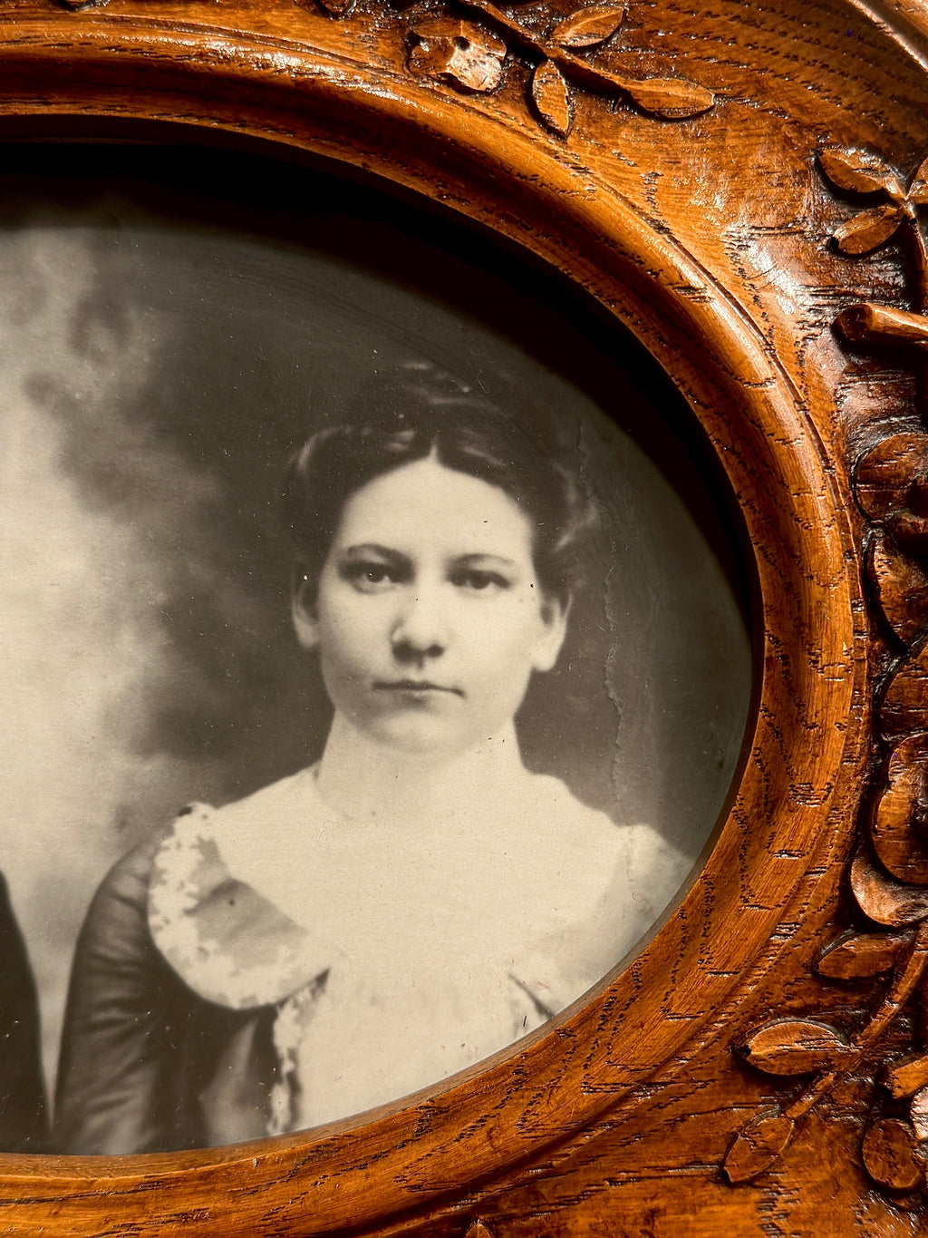 1902 Wedding Portrait in Carved Round Wood Frame – Antique Photo | Viridian Eclection