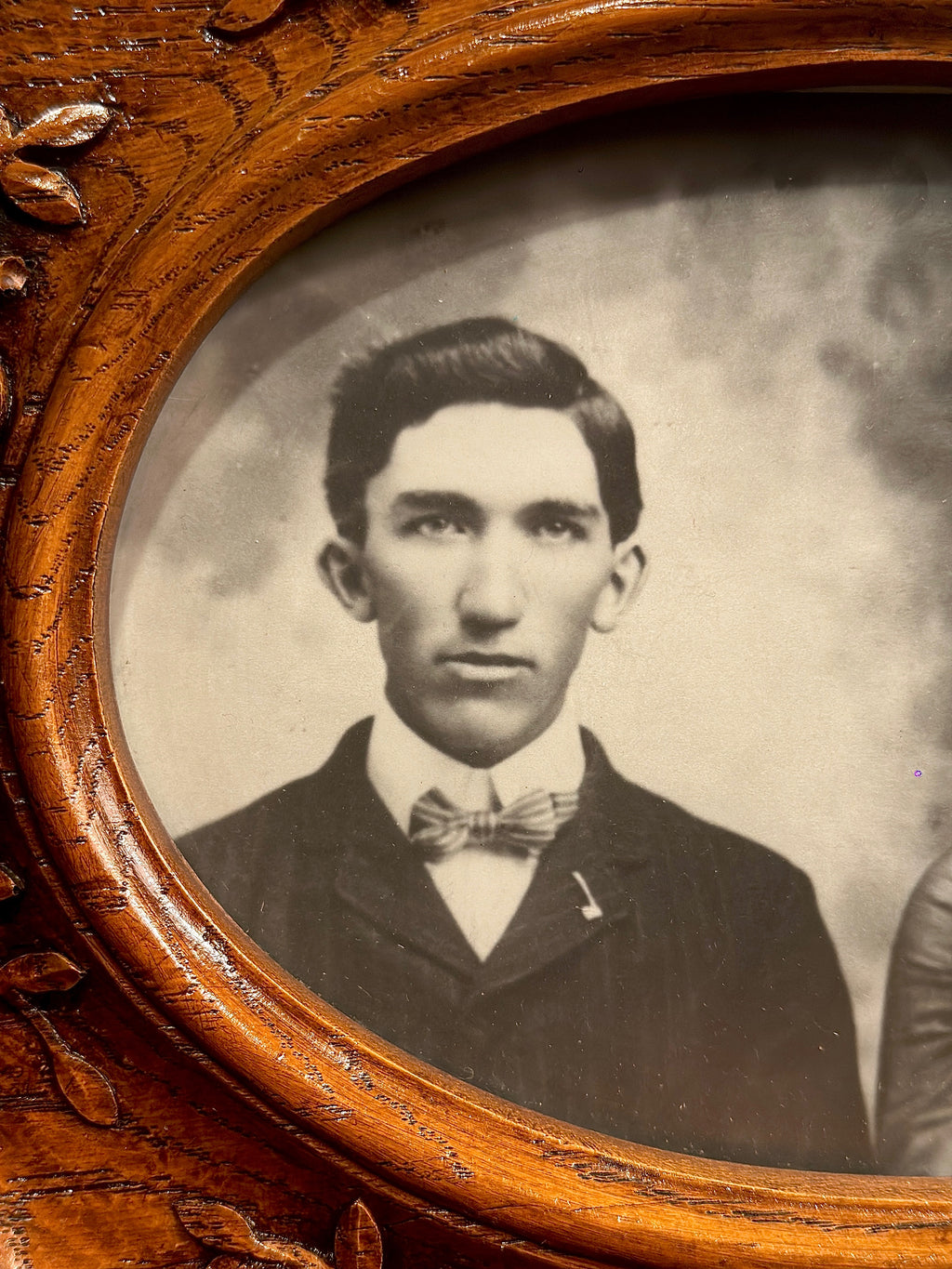 1902 Wedding Portrait in Carved Round Wood Frame – Antique Photo | Viridian Eclection