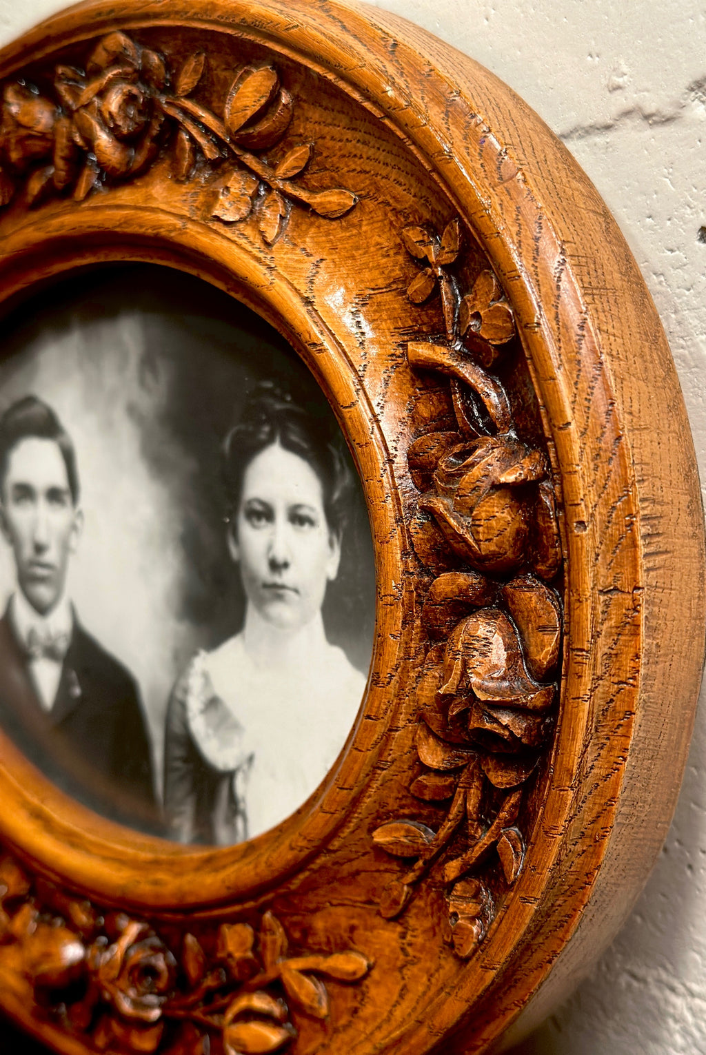 1902 Wedding Portrait in Carved Round Wood Frame – Antique Photo | Viridian Eclection