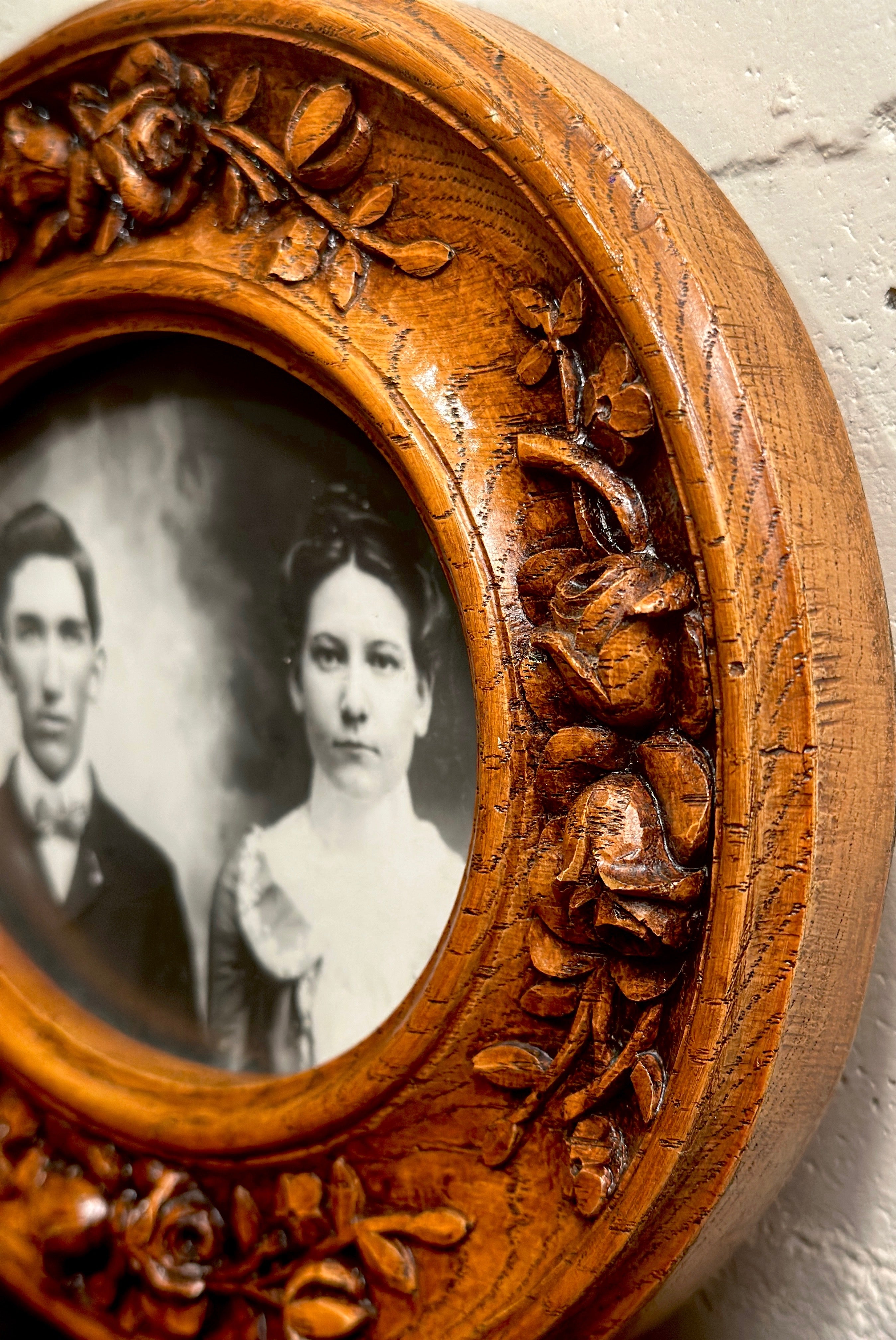 1902 Wedding Portrait in Carved Round Wood Frame – Antique Photo | Viridian Eclection