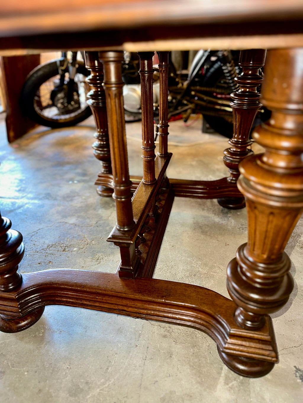 American Renaissance Revival Walnut Extension Dining Table – Hand-Rubbed Finish, c.1880