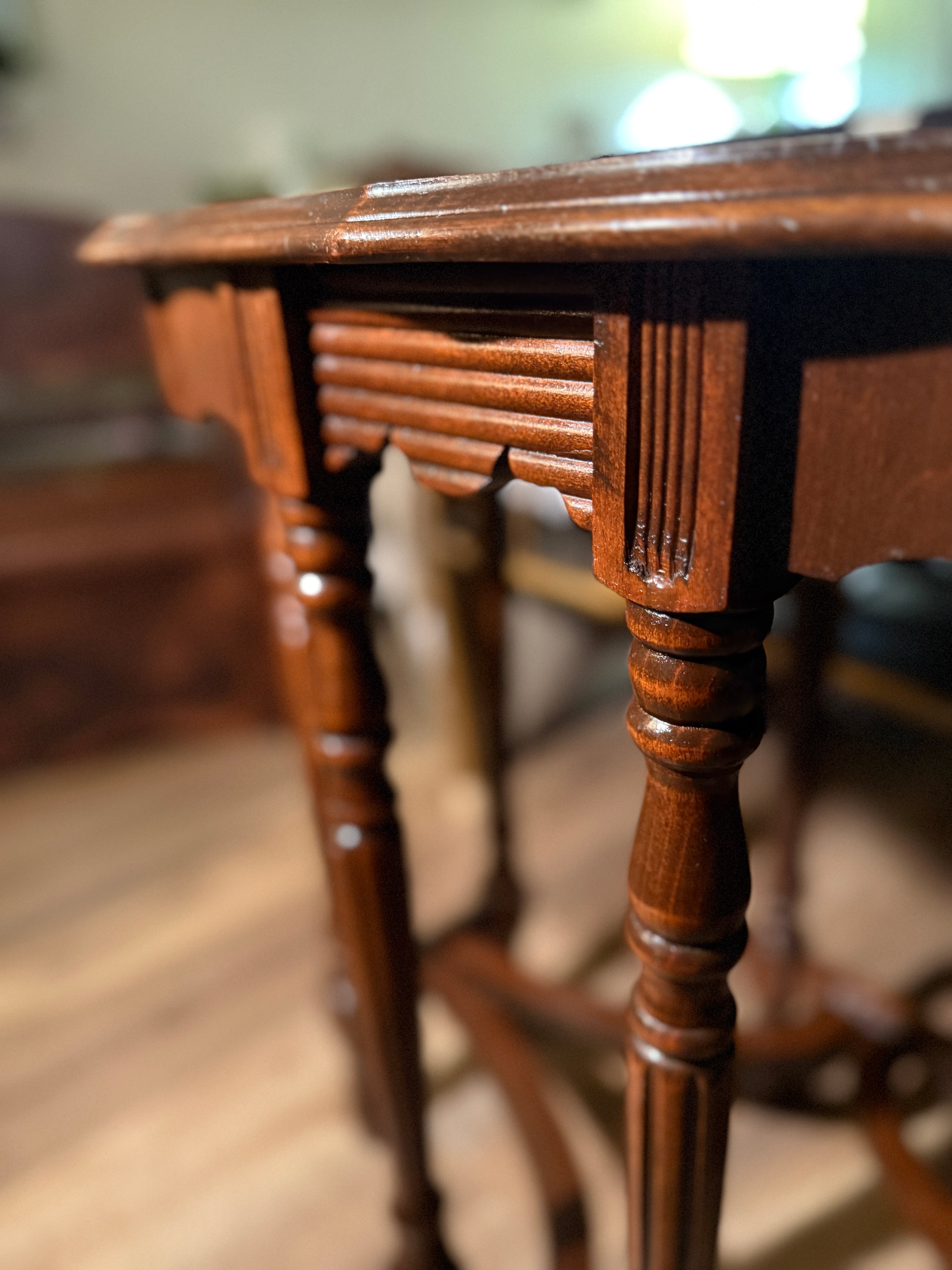Edwardian Mahogany Occasional Table Scalloped Top Accent Table, c. 1910s–1920s