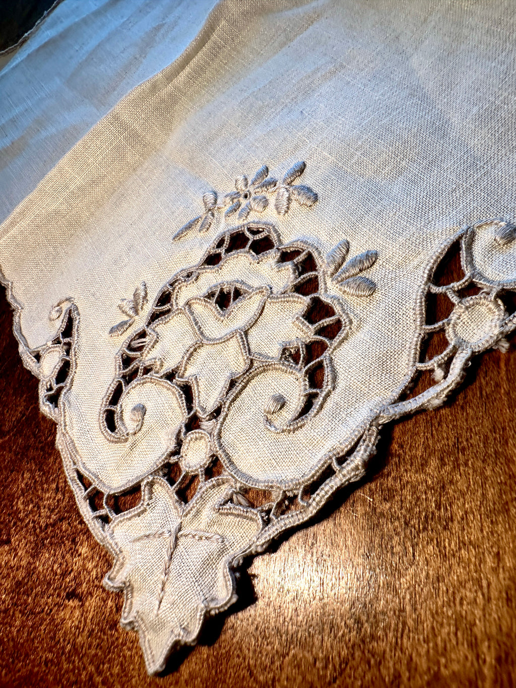Antique Embroidered Linen Handkerchief Set with Cutwork Lace, Edwardian Ladies Hankies c.1910–1930