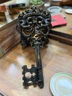 Vintage Syroco Lion Skeleton Key Wall Plaque, No. 3661-B, c. 1969–1980